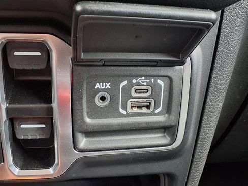 Used 2025 Jeep Wrangler Unlimited Sahara AWD/4WD image 9