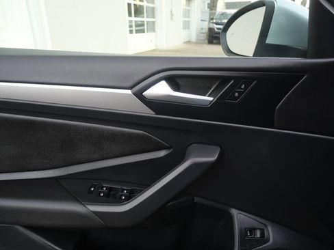 Used 2019 Volkswagen Jetta SE w/ Cold Weather Package image 12