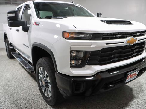 Used 2024 Chevrolet Silverado 2500 Custom w/ Custom Convenience Package image 5