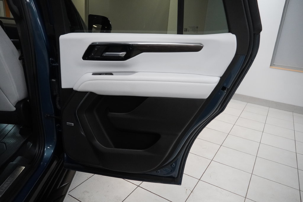 Used 2025 Chevrolet Tahoe Premier AWD/4WD image 25