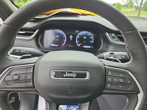 Used 2025 Jeep Grand Cherokee Altitude AWD/4WD image 21