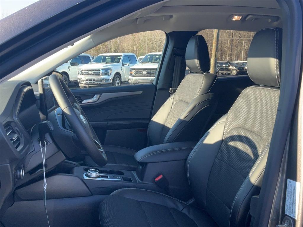 New 2025 Ford Escape SE FWD image 13