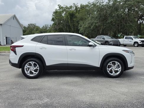 Used 2025 Chevrolet Trax LS w/ LS Convenience Package FWD image 6