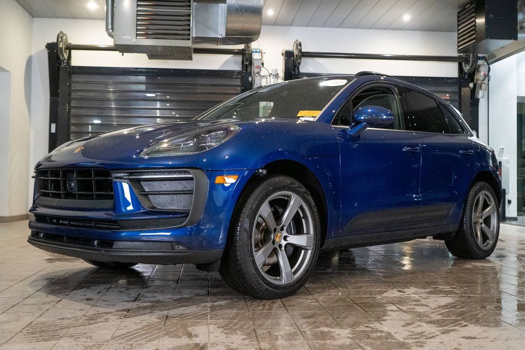 Certified 2025 Porsche Macan AWD/4WD image 1