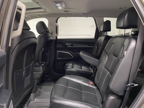 Used 2024 Kia Telluride EX w/ EX Captain's Chair Package AWD/4WD image 16