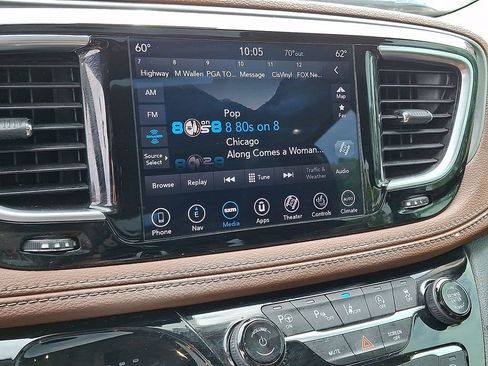 Used 2019 Chrysler Pacifica Limited w/ Tire & Wheel Group FWD image 3