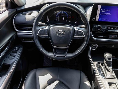 Used 2024 Toyota Grand Highlander AWD image 16