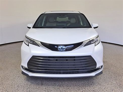 Used 2022 Toyota Sienna Limited image 3