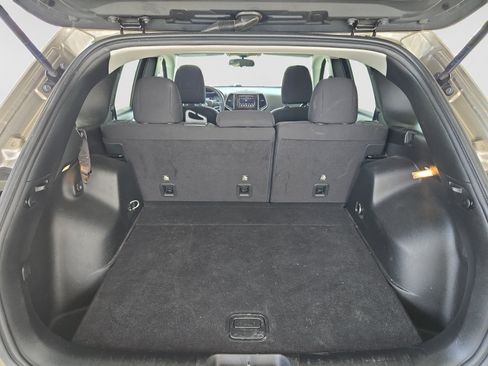 Used 2019 Jeep Cherokee Latitude w/ Popular Appearance Group FWD image 18