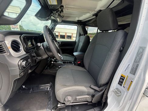 Used 2025 Jeep Wrangler Unlimited Sahara AWD/4WD image 27