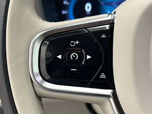 Used 2023 Volvo XC60 B5 Plus image 25