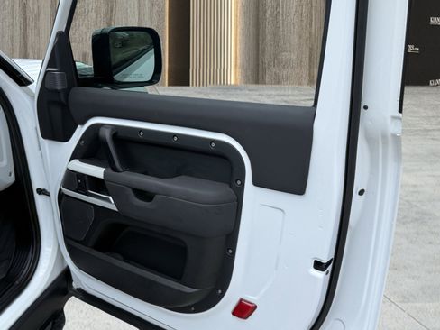 Used 2023 Land Rover Defender 90 S image 34