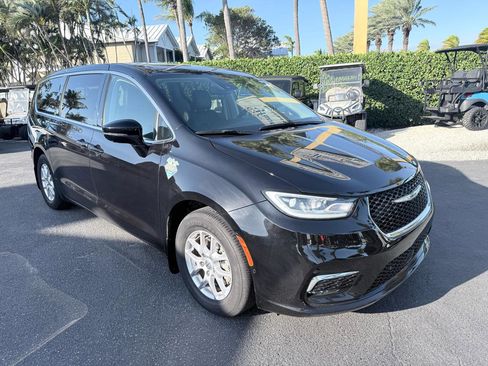 Used 2024 Chrysler Pacifica Touring-L image 17