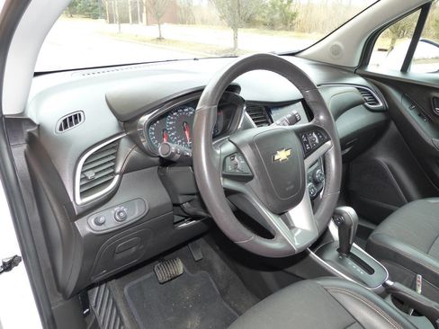 Used 2020 Chevrolet Trax LT w/ LT Convenience Package image 19