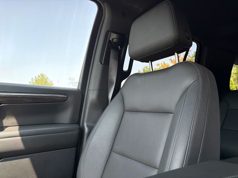 Used 2025 Chevrolet Tahoe Z71 w/ Comfort Package AWD/4WD image 25