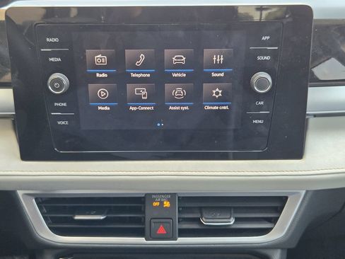 Used 2025 Volkswagen Taos SE FWD image 16