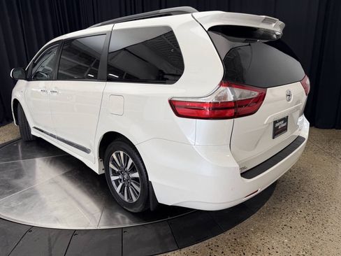 Used 2019 Toyota Sienna XLE w/ XLE Navigation Package AWD/4WD image 4