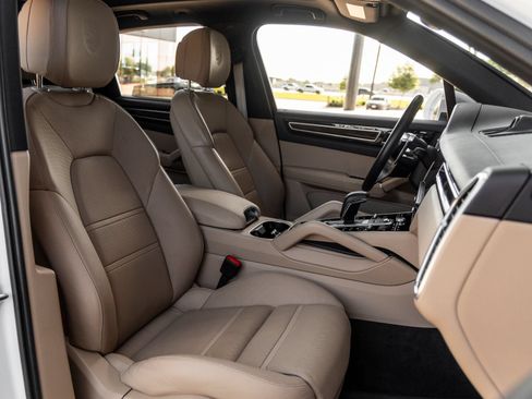 Certified 2023 Porsche Cayenne Platinum Edition AWD/4WD image 46