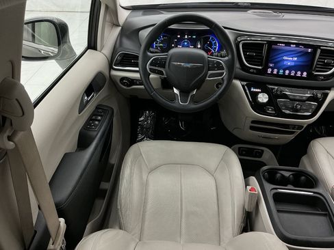 Used 2018 Chrysler Pacifica Touring-L FWD image 29
