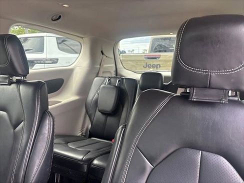 Certified 2023 Chrysler Pacifica Touring-L FWD image 12