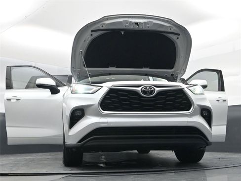 Used 2022 Toyota Highlander XLE image 22