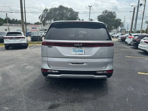 Used 2023 Kia Carnival LX FWD image 4