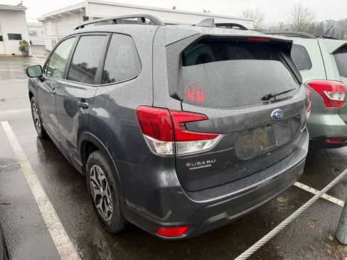 Used 2023 Subaru Forester Premium image 2