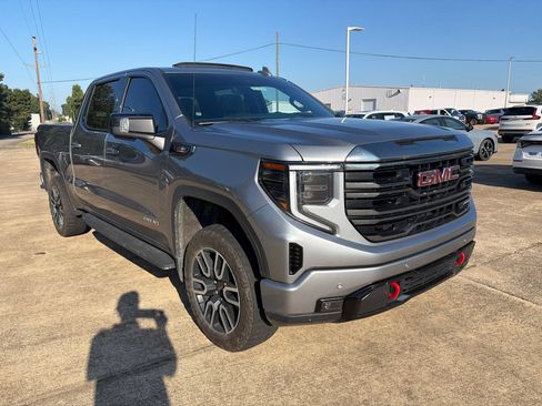 Used 2023 GMC Sierra 1500 AT4 w/ Technology Package AWD/4WD image 1
