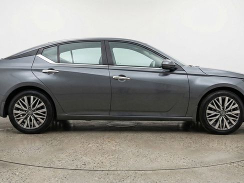 Used 2025 Nissan Altima 2.5 SV FWD image 11
