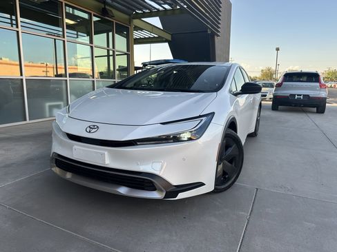 Used 2024 Toyota Prius Prime SE image 2