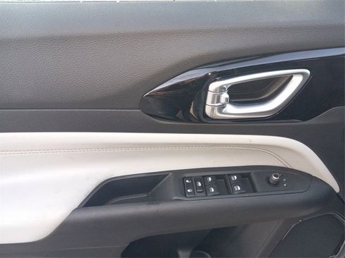 Used 2025 Jeep Compass Limited image 17