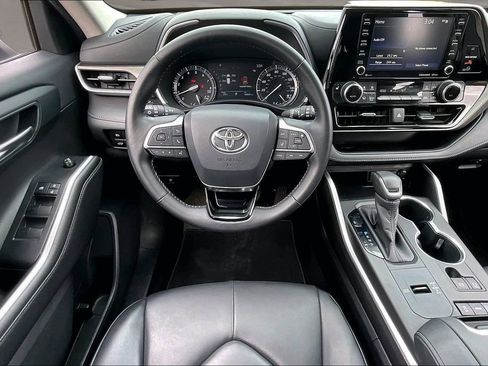 Used 2020 Toyota Highlander XLE image 8