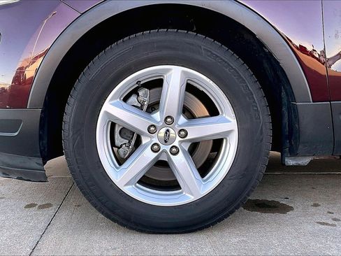 Used 2018 Ford Explorer XLT w/ Equipment Group 202A image 9