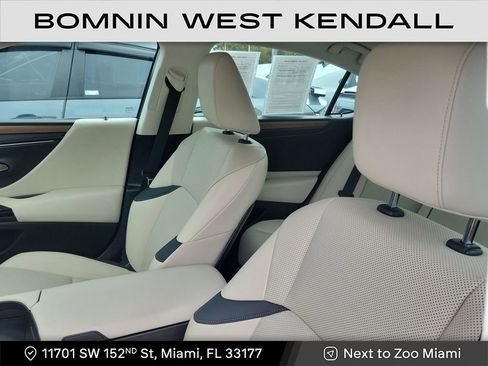 Used 2025 Lexus ES 350 w/ Premium Package image 9