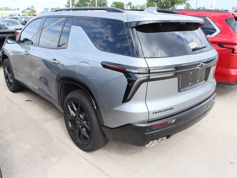 Used 2026 Chevrolet Traverse RS w/ LPO, Floor Liner Package FWD image 5