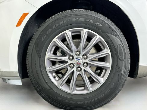 Used 2024 Buick Enclave Premium image 11