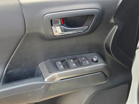 Used 2017 Toyota Tacoma TRD Off-Road AWD/4WD image 15