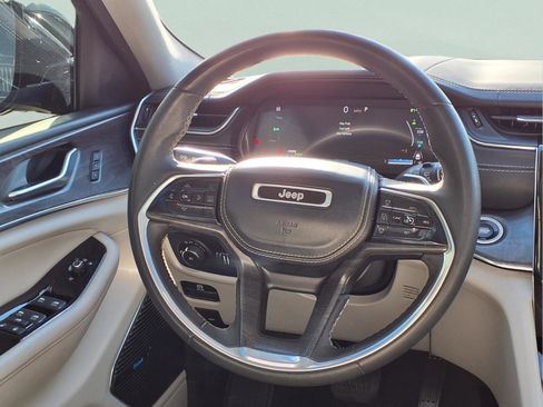 Used 2022 Jeep Grand Cherokee Overland image 11