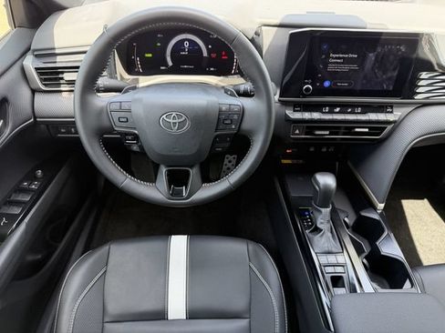Used 2025 Toyota Camry SE w/ Convenience Package FWD image 12