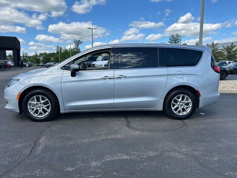 Used 2023 Chrysler Voyager LX FWD image 4