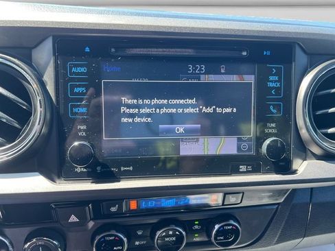 Used 2017 Toyota Tacoma TRD Off-Road w/ Premium & Technology Package AWD/4WD image 19