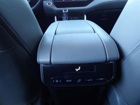 Used 2022 Toyota Highlander XLE image 16