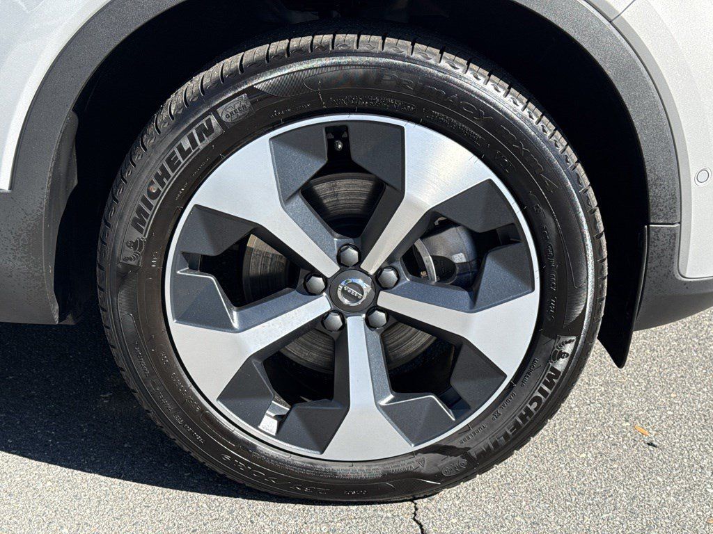 Used 2025 Volvo XC40 B5 Plus AWD/4WD image 9