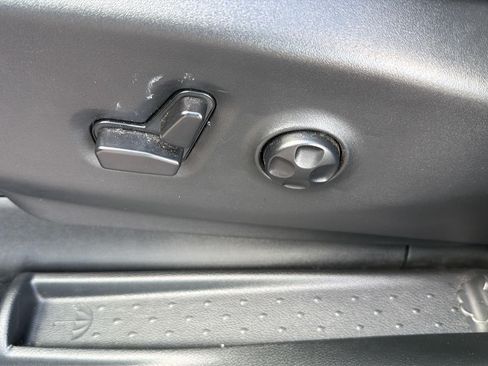 Used 2025 Chrysler Pacifica Select FWD image 11