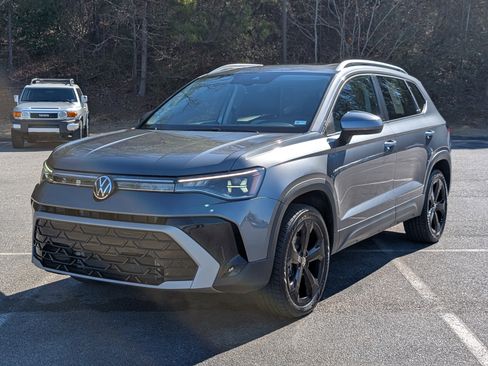 Used 2025 Volkswagen Taos SEL w/ Black Wheel Plus Package image 5