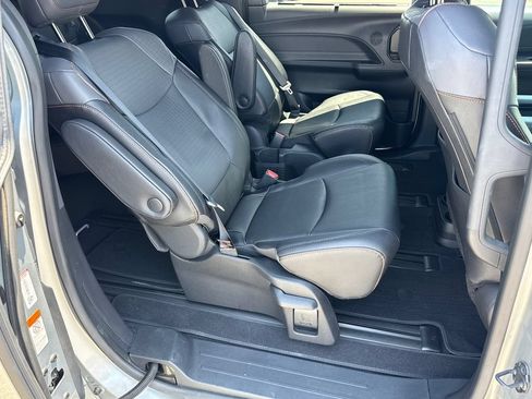 Used 2023 Toyota Sienna XSE FWD image 15