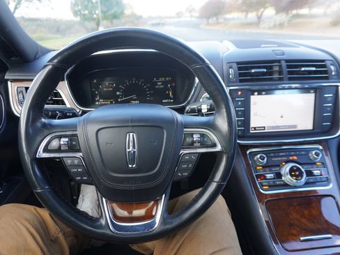 Used 2017 Lincoln Continental Select image 29