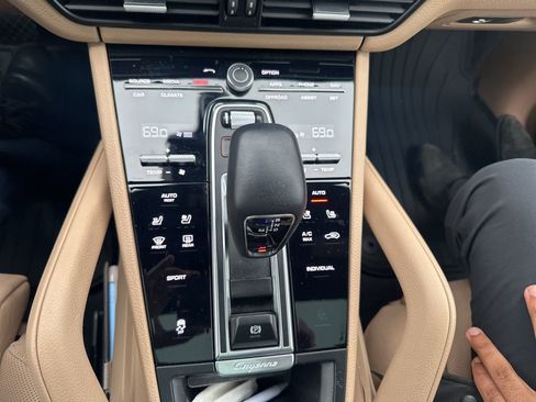 Used 2023 Porsche Cayenne Platinum Edition image 20