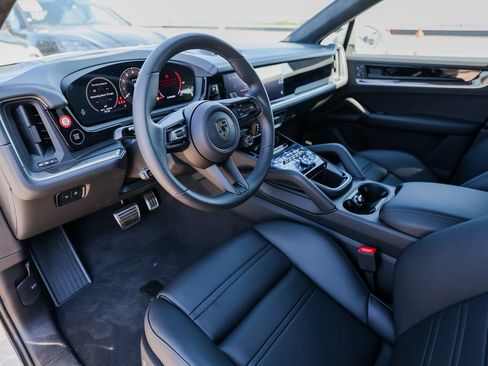 New 2025 Porsche Cayenne Turbo image 4