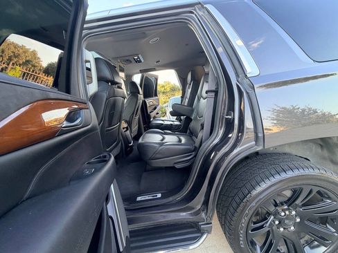 Used 2017 Cadillac Escalade Luxury image 17